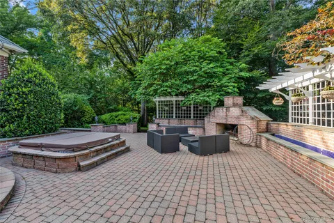 $3,695,000 | 11 Danton Lane North, Locust Valley, NY 11560