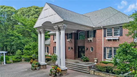 $3,695,000 | 11 Danton Lane North, Locust Valley, NY 11560