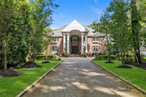 $3,695,000 | 11 Danton Lane North, Locust Valley, NY 11560