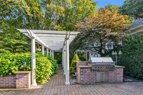$3,695,000 | 11 Danton Lane North, Locust Valley, NY 11560