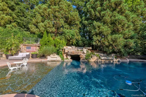 $3,695,000 | 11 Danton Lane North, Locust Valley, NY 11560