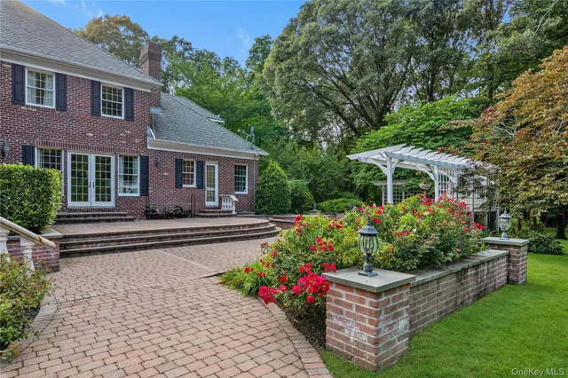 $3,850,000 | 11 Danton Lane North, Locust Valley, NY 11560