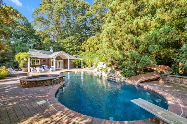 $3,850,000 | 11 Danton Lane North, Locust Valley, NY 11560