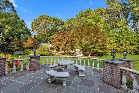 $3,695,000 | 11 Danton Lane North, Locust Valley, NY 11560