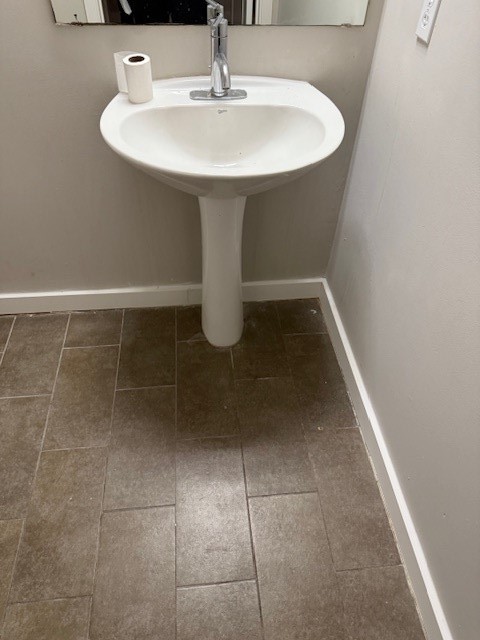 5925 Almeda Road, Unit 11408 Houston, TX 77004 - Photo 12 of 19 a bathroom with a sink and mirror