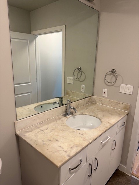5925 Almeda Road, Unit 11408 Houston, TX 77004 - Photo 10 of 19 a bathroom with a granite countertop sink and a mirror