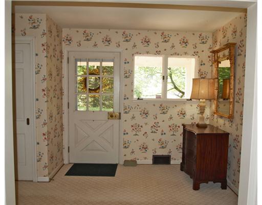 308 Sycamore Road Edgeworth, PA 15143 - Photo 2 of 18 Entry/Foyer. A pleasant room to enter through;wall to wall carpeting; coat closet