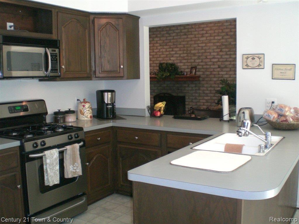 631 Deerfield Court Rochester, MI 48309 - Photo 6 of 25 Kitchen