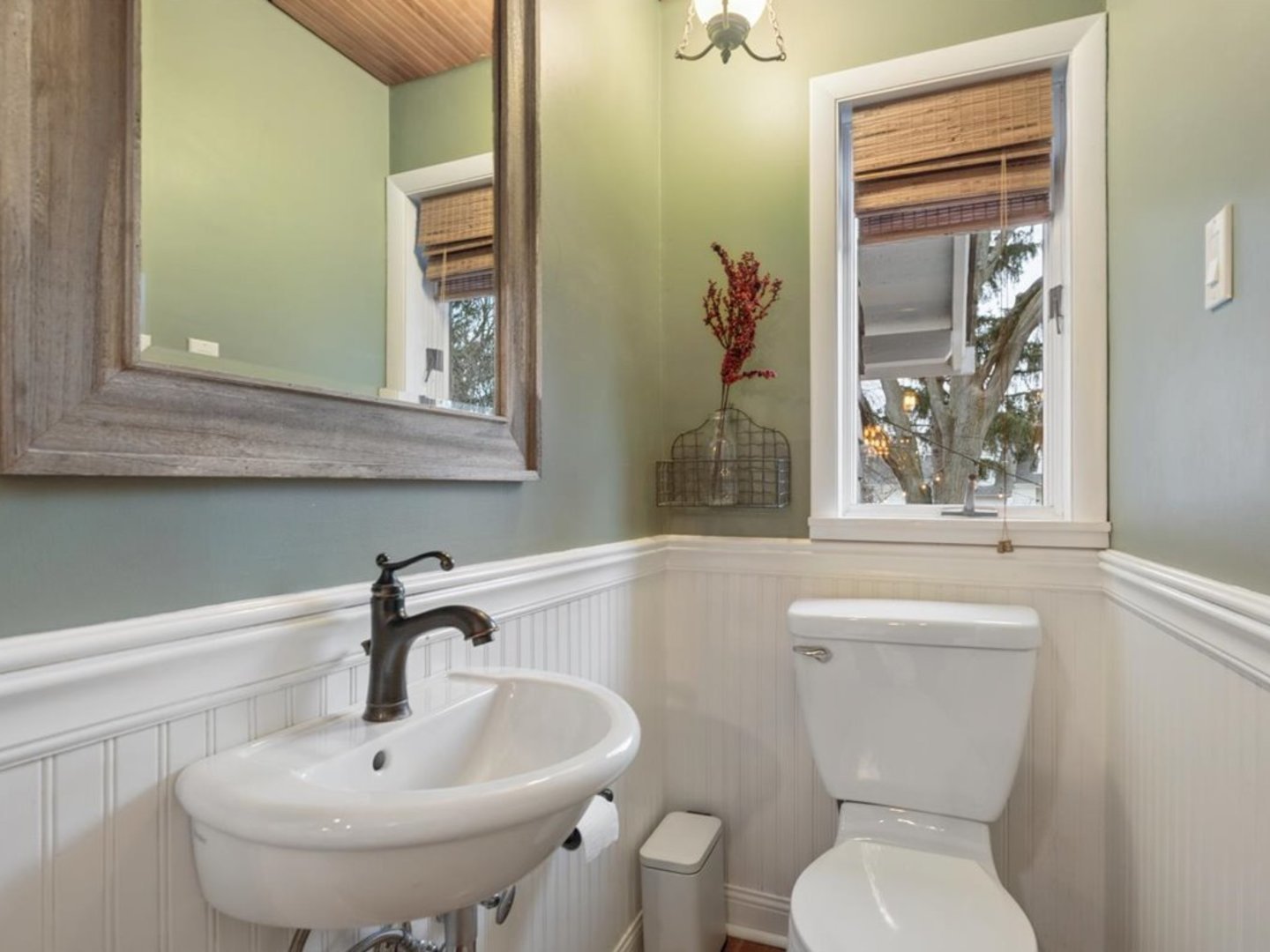 518 Vine Avenue Park Ridge, IL 60068 - Photo 13 of 27 a bathroom with a toilet a sink and mirror