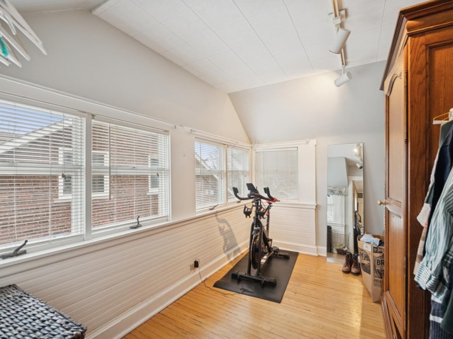 518 Vine Avenue Park Ridge, IL 60068 - Photo 15 of 27 a view of a room with gym equipment