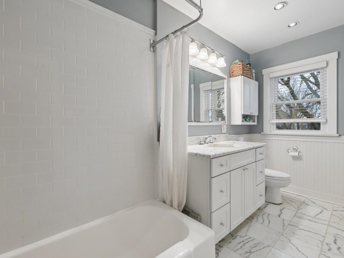 518 Vine Avenue Park Ridge, IL 60068 - Photo 18 of 27 a bathroom with a sink a toilet and a bathtub