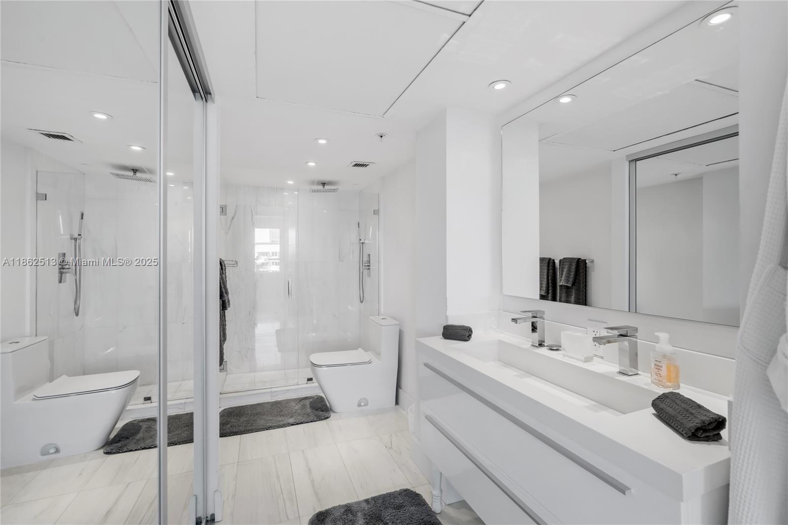 1500 Bay Road, Unit 1548S Miami Beach, FL 33139 - Photo 23 of 63 Primary Bathroom