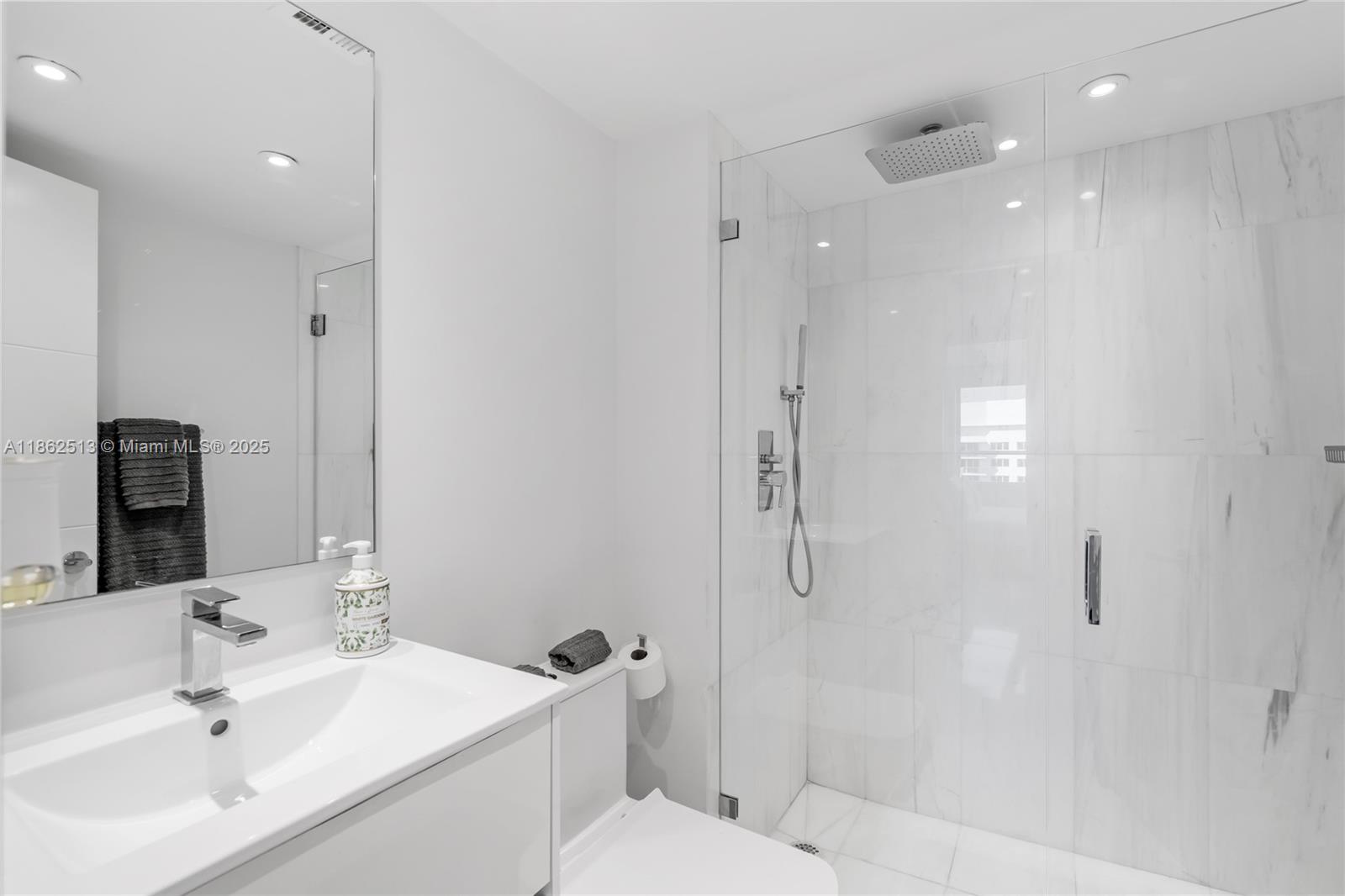 1500 Bay Road, Unit 1548S Miami Beach, FL 33139 - Photo 24 of 63 Primary Bathroom