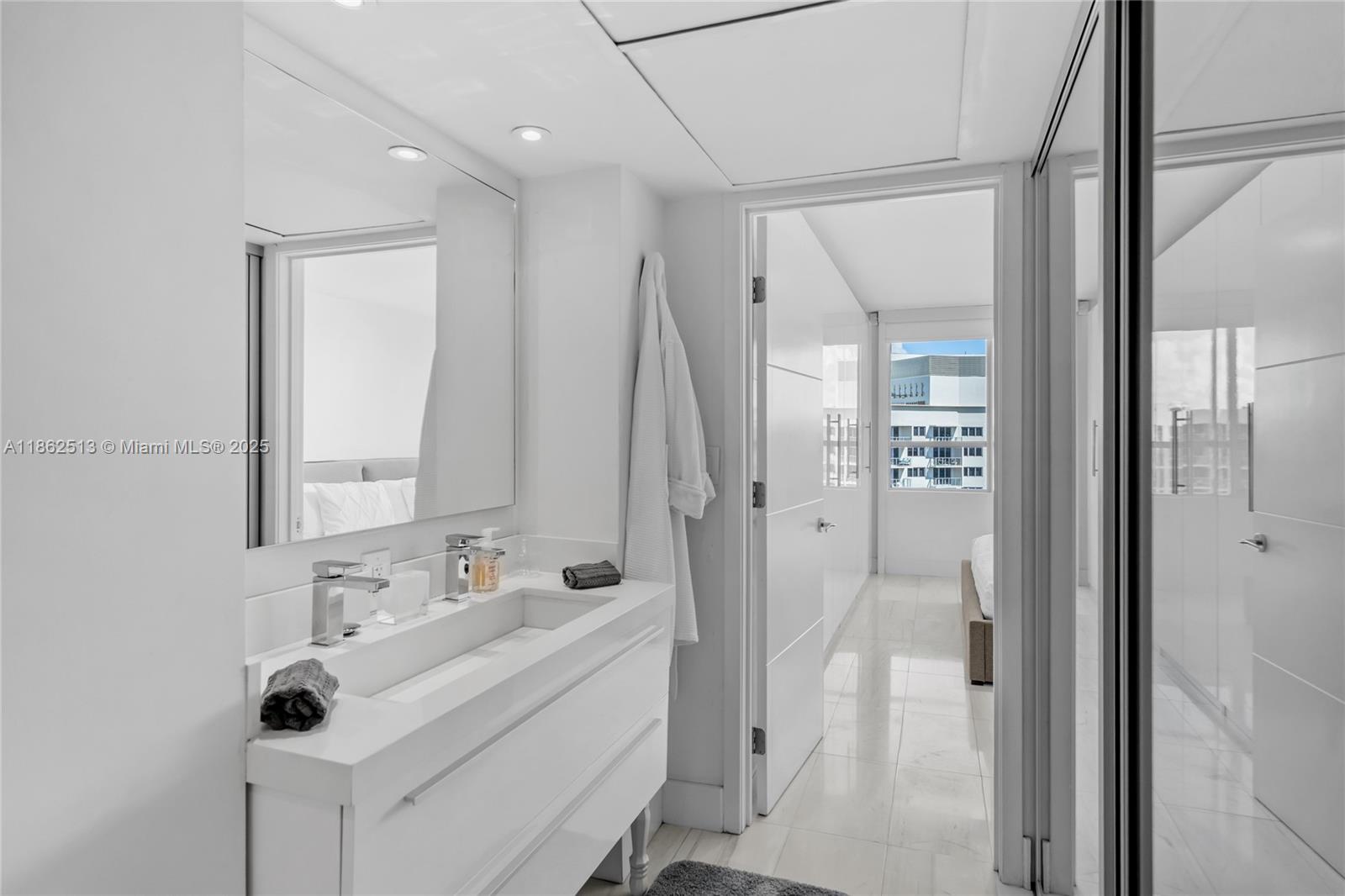 1500 Bay Road, Unit 1548S Miami Beach, FL 33139 - Photo 25 of 63 Primary Bathroom