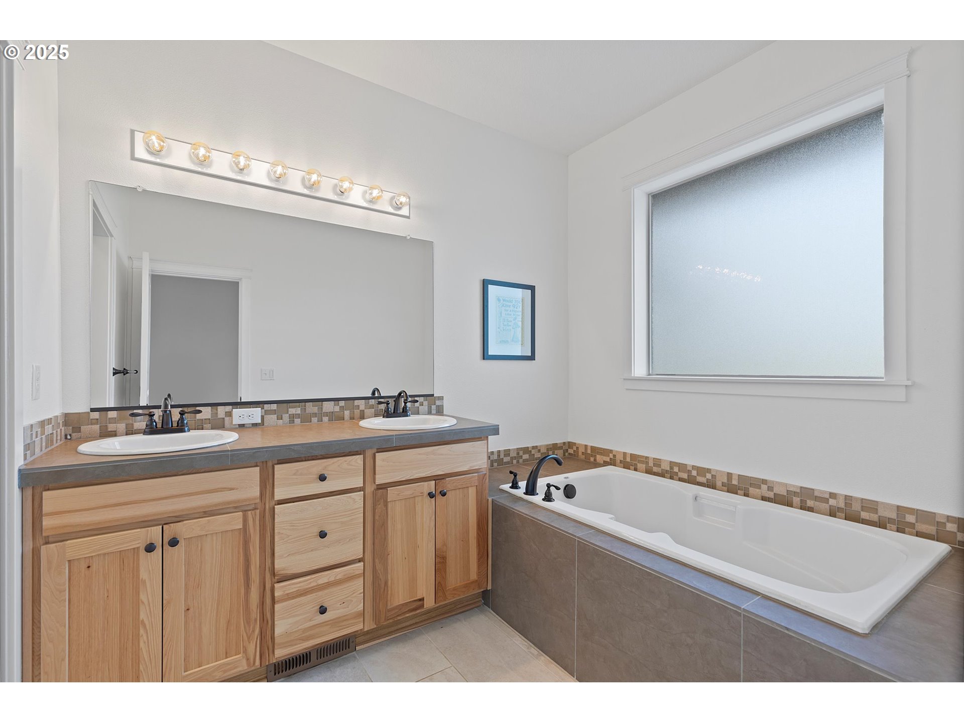 3975 10th Street Hubbard, OR 97032 - Photo 12 of 48 Bathroom, Attached
