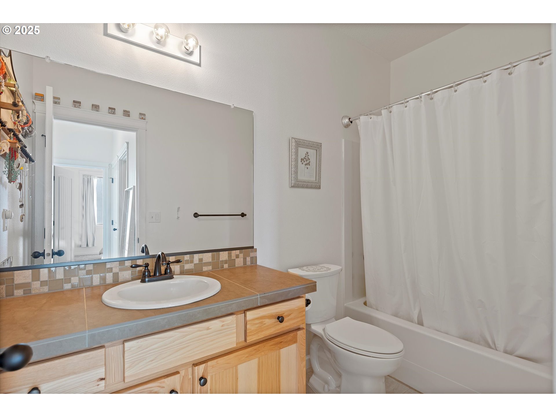 3975 10th Street Hubbard, OR 97032 - Photo 20 of 48 Bathroom