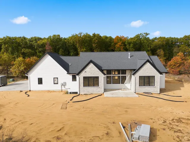 $950,000 | 61121 Airpark Lane, Mattawan, MI 49071