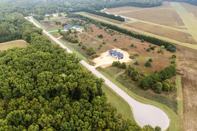 $950,000 | 61121 Airpark Lane, Mattawan, MI 49071