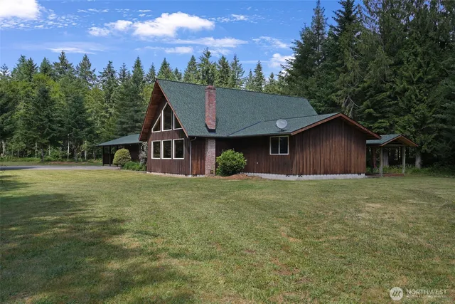 a view of a house with backyard and sitting area