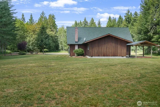 a view of a back yard