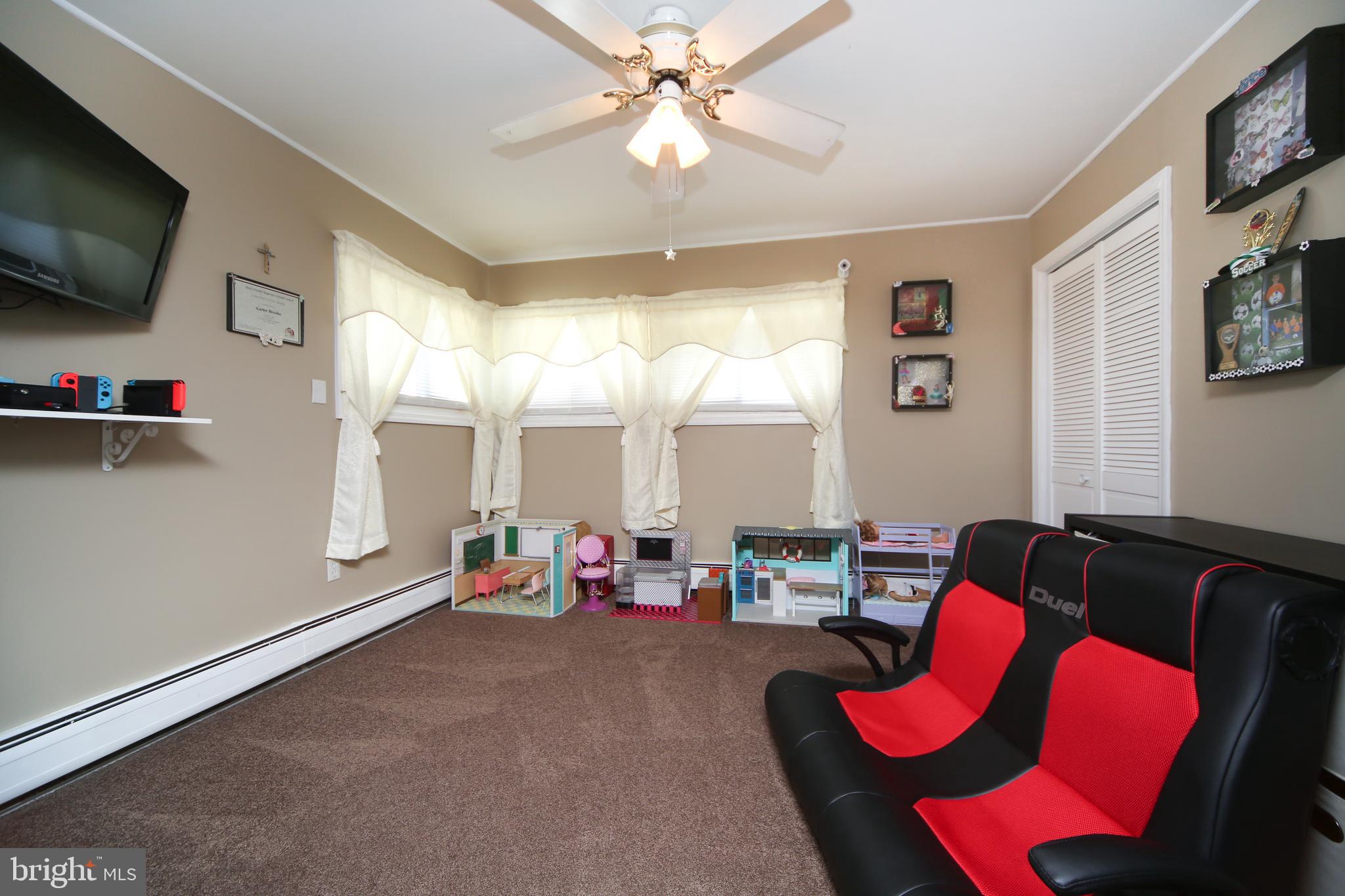 17 Hyacinth Road Levittown, PA 19056 - Photo 17 of 33 Play Room / Bonus room