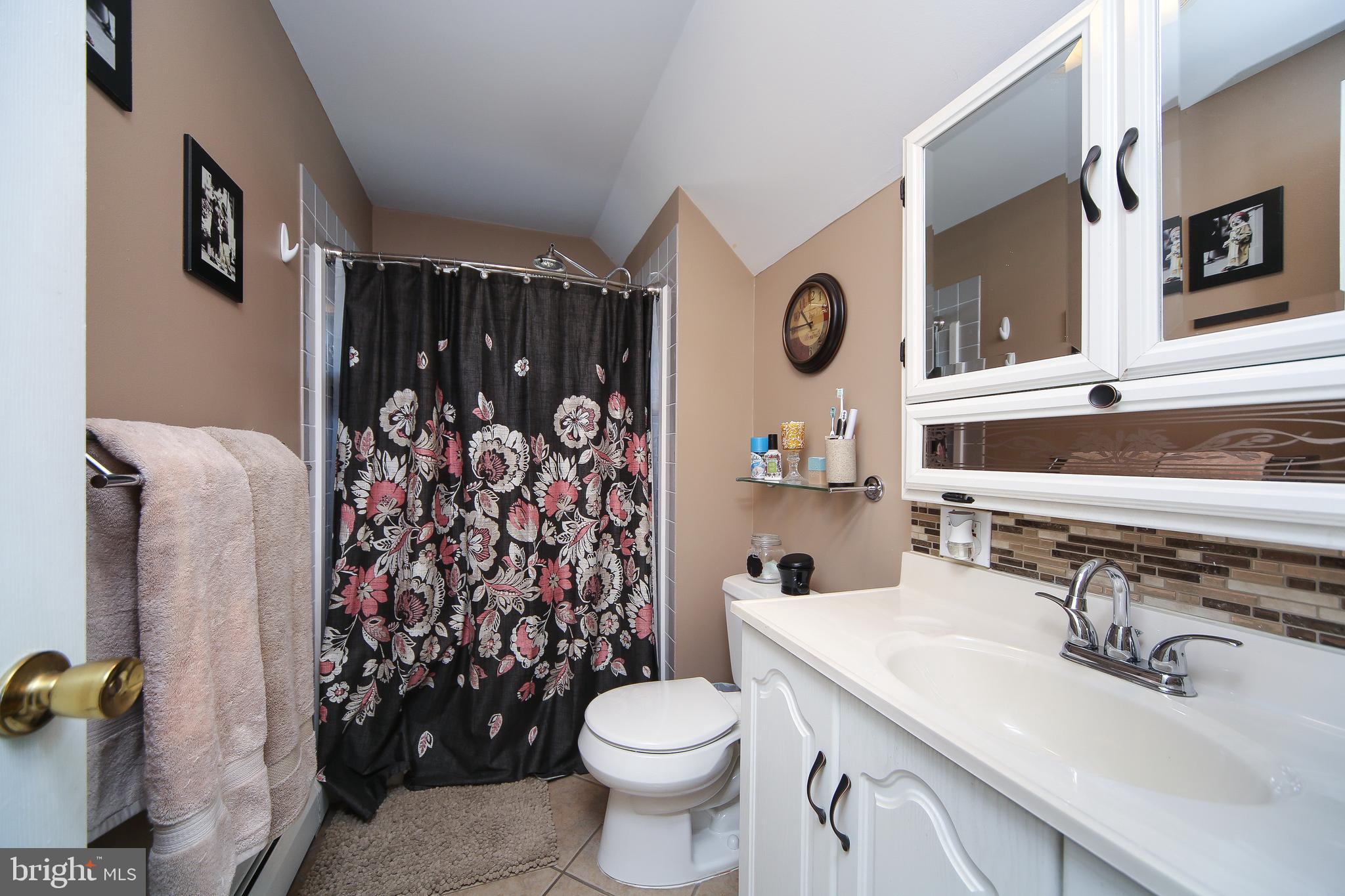 17 Hyacinth Road Levittown, PA 19056 - Photo 24 of 33 Upstairs Full Bath