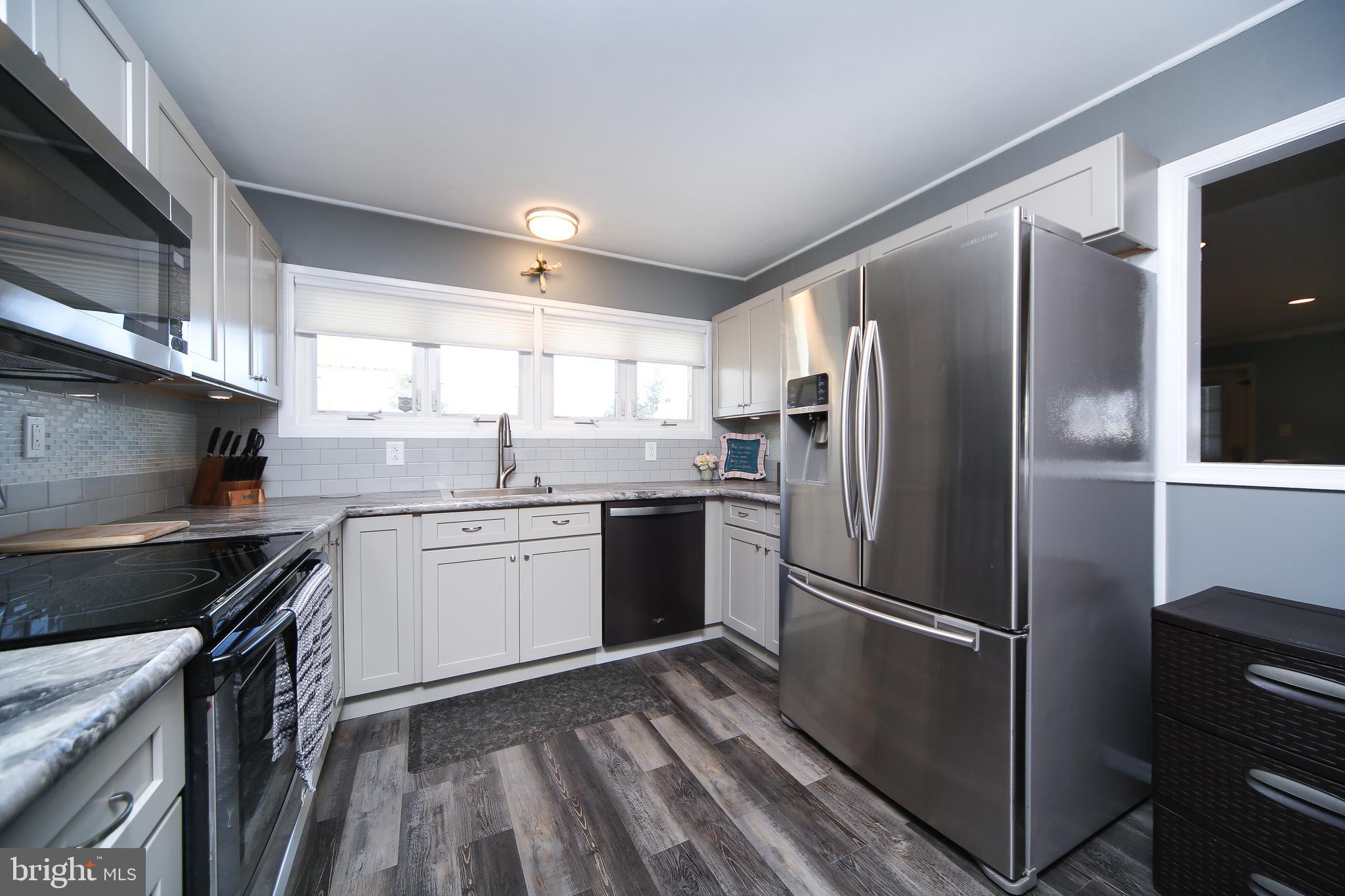 17 Hyacinth Road Levittown, PA 19056 - Photo 4 of 33 Gallery Image 4
