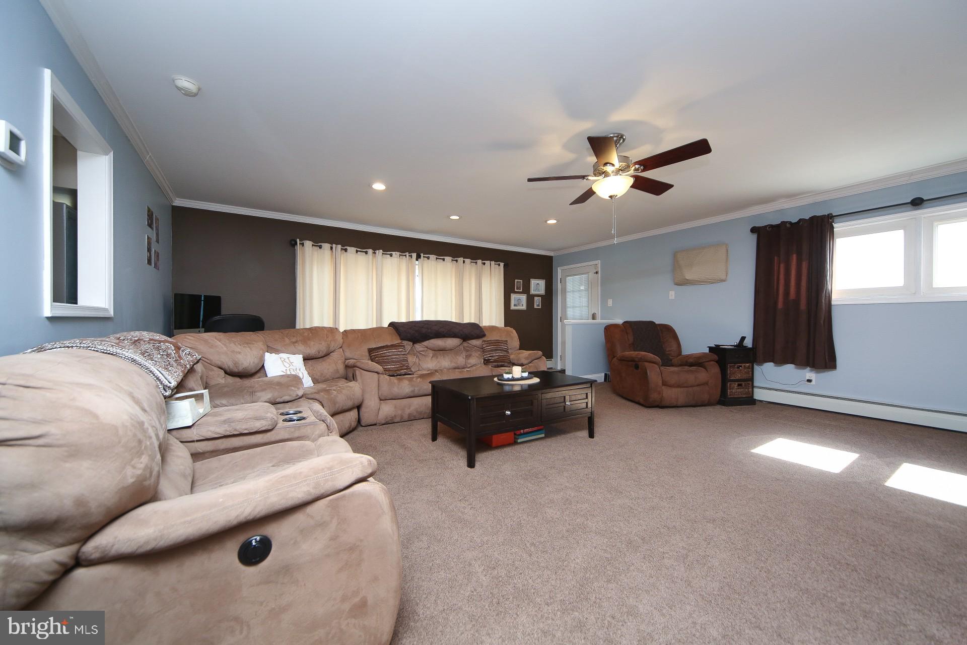 17 Hyacinth Road Levittown, PA 19056 - Photo 10 of 33 Living Room