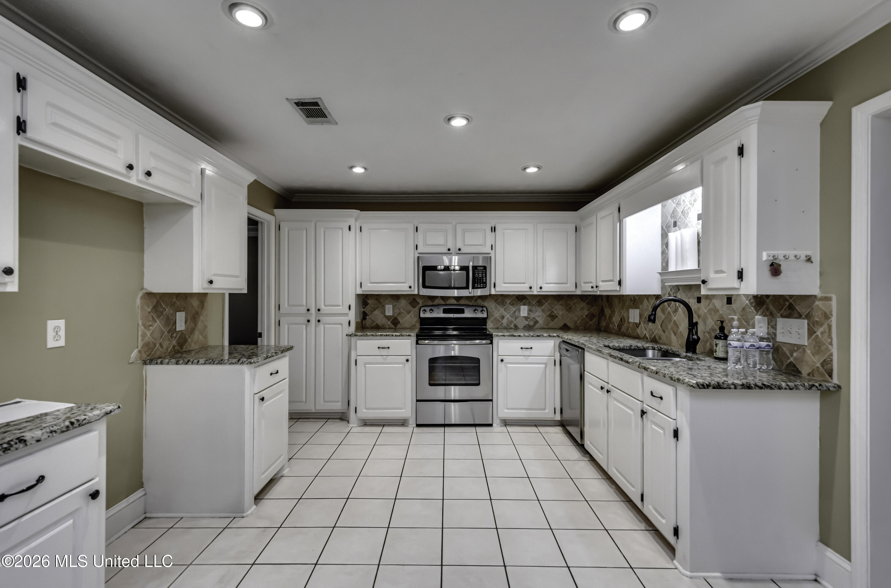 1229 Crossview Court Brandon, MS 39042 - Photo 7 of 28 1229 Crossview Ct--36