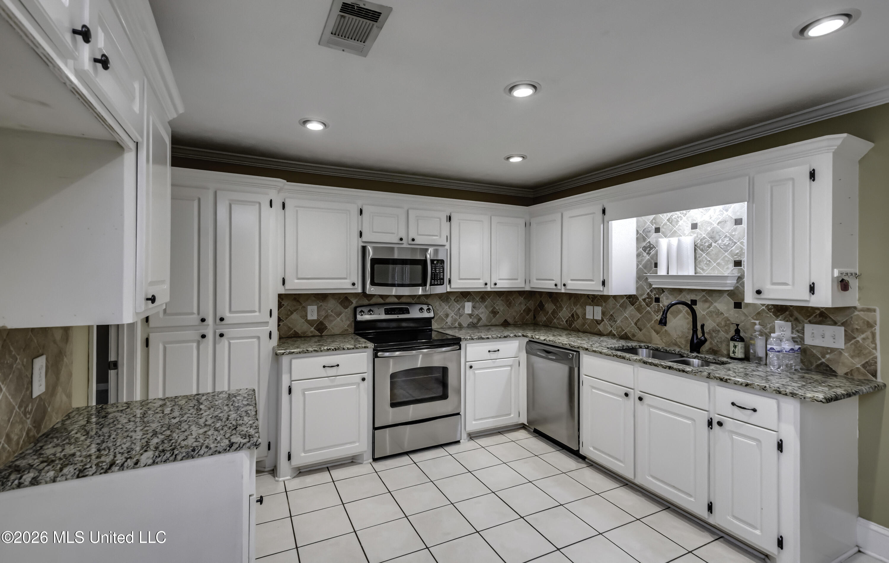 1229 Crossview Court Brandon, MS 39042 - Photo 8 of 28 1229 Crossview Ct--35
