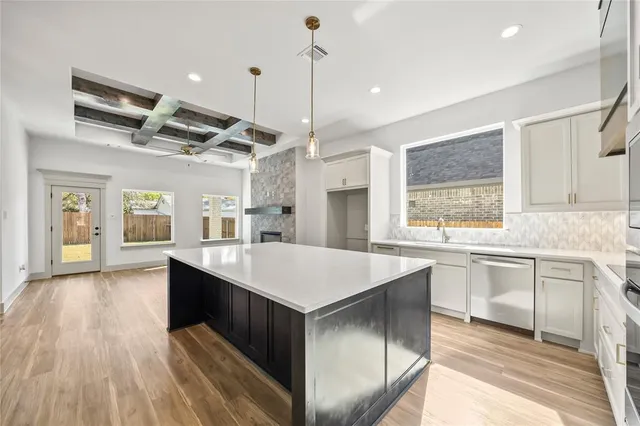 a large kitchen with kitchen island a large island in it