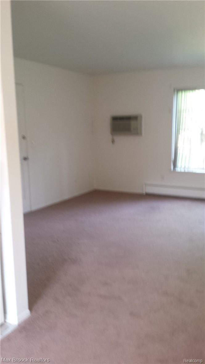 454 Romeo Road, Unit 211 Rochester, MI 48307 - Photo 8 of 13 Living Roon