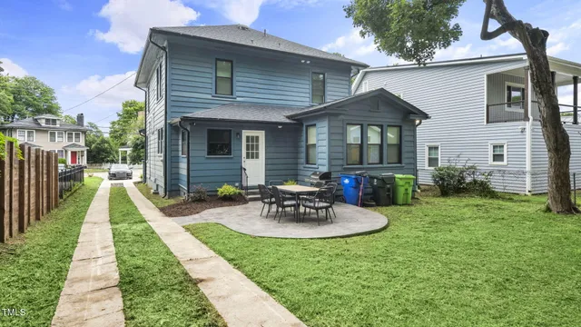a view of a house with backyard
