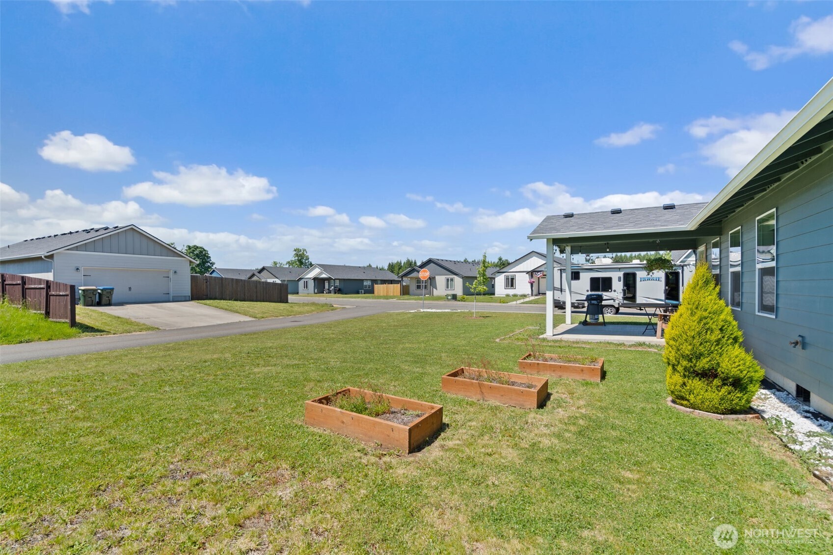 401 Cardinal Avenue Winlock, WA 98596 - Photo 28 of 39 a view of a swimming pool of the house with a big yard