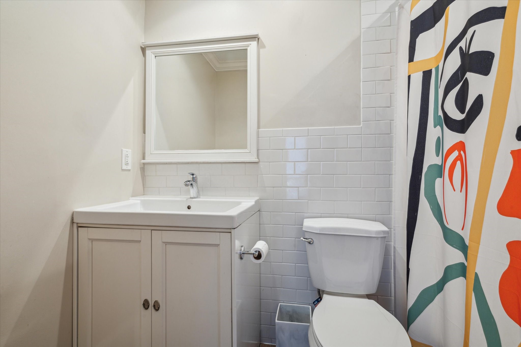 2107 Morgan Street Houston, TX 77006 - Photo 12 of 13 Secondary ensuite bathroom w/ tub/shower combo.