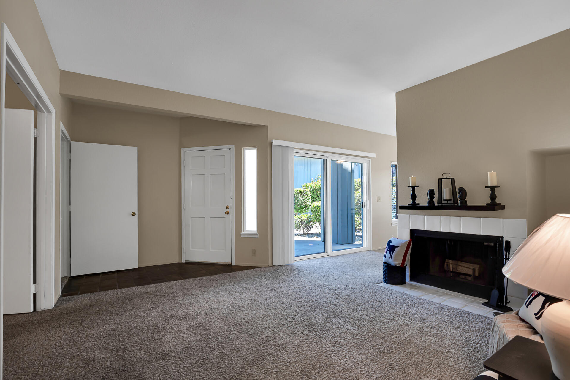 249 Ridgetop Drive, Unit 141 Redding, CA 96003 - Photo 5 of 25 Living room