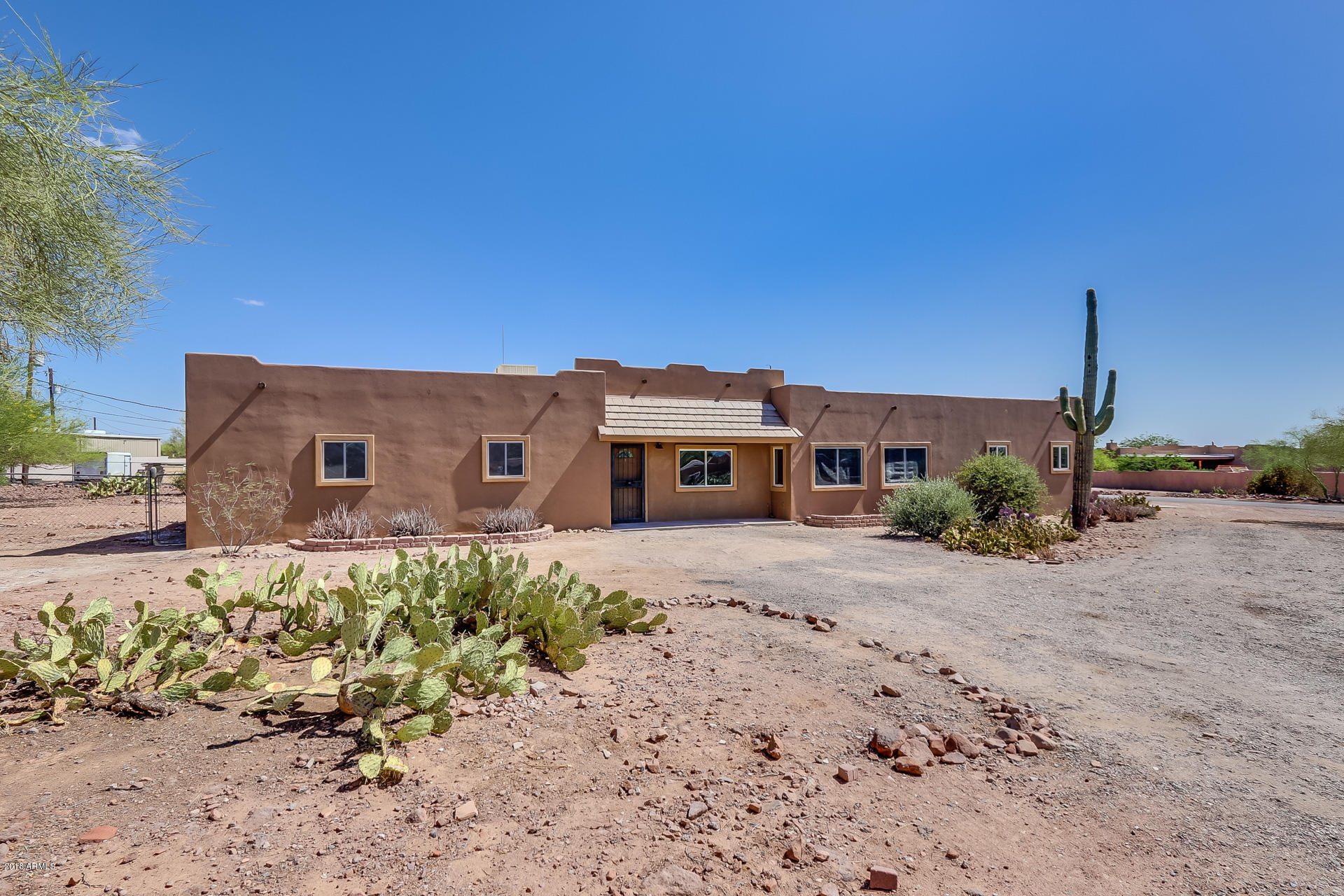 521 South Geronimo Road Apache Junction, AZ 85119 - Photo 1 of 40 a front view of a house with a yard