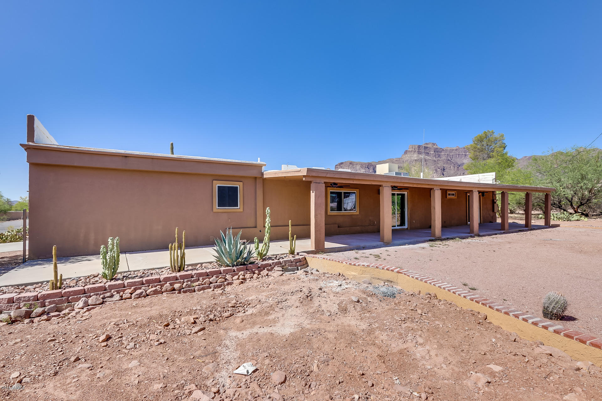 521 South Geronimo Road Apache Junction, AZ 85119 - Photo 6 of 40 a front view of a house with a yard