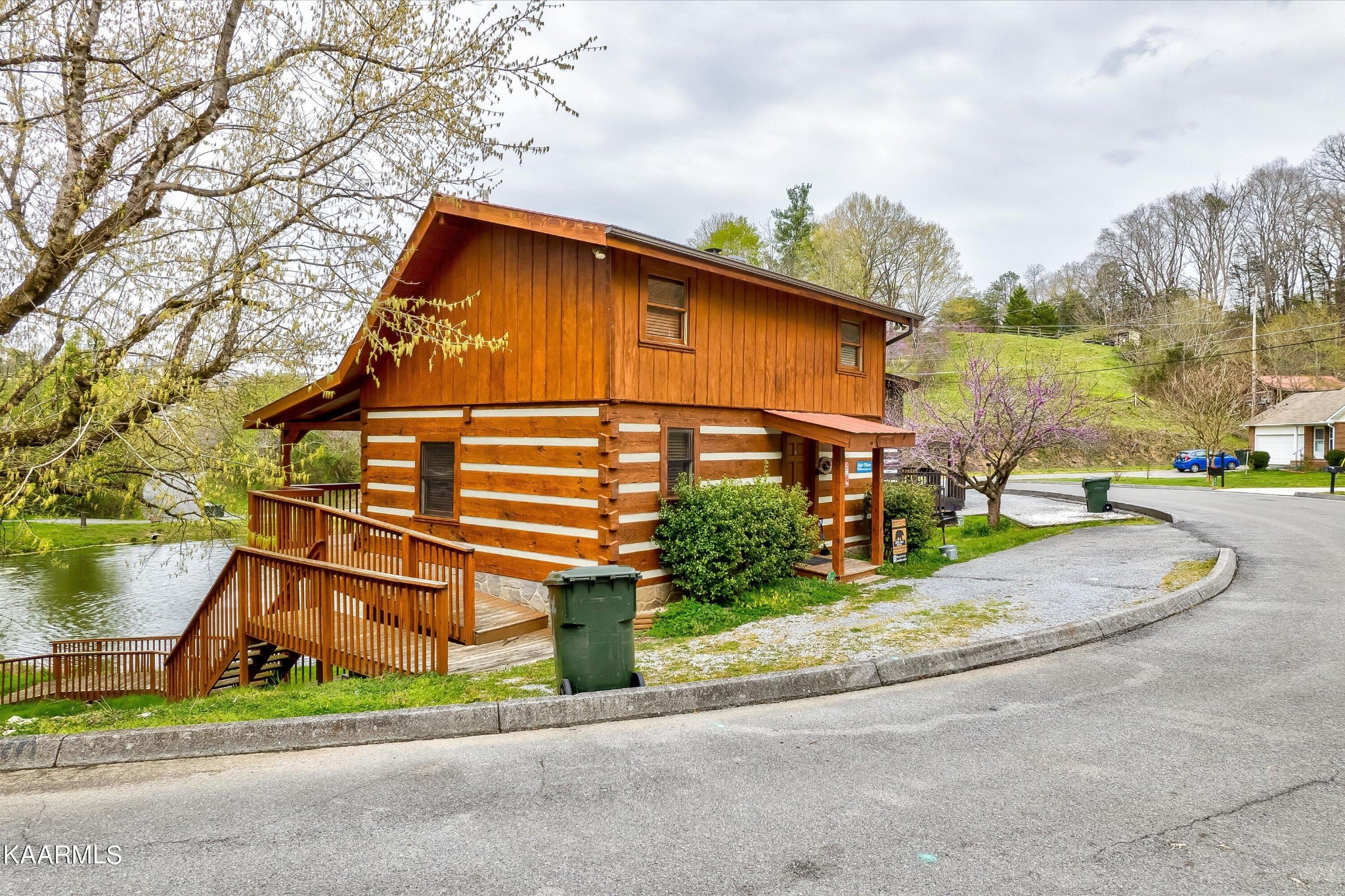 442 Hideaway Ridge Circle Sevierville, TN 37862 - Photo 36 of 40 a backyard of a house with table and chairs