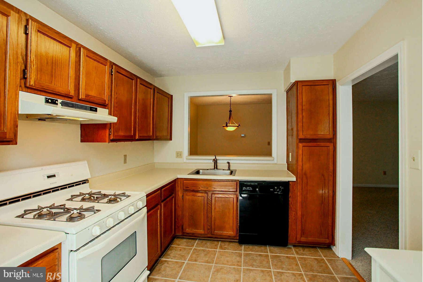 2259 Hunter's Run Drive, Unit 2259 Reston, VA 20191 - Photo 11 of 30 Kitchen