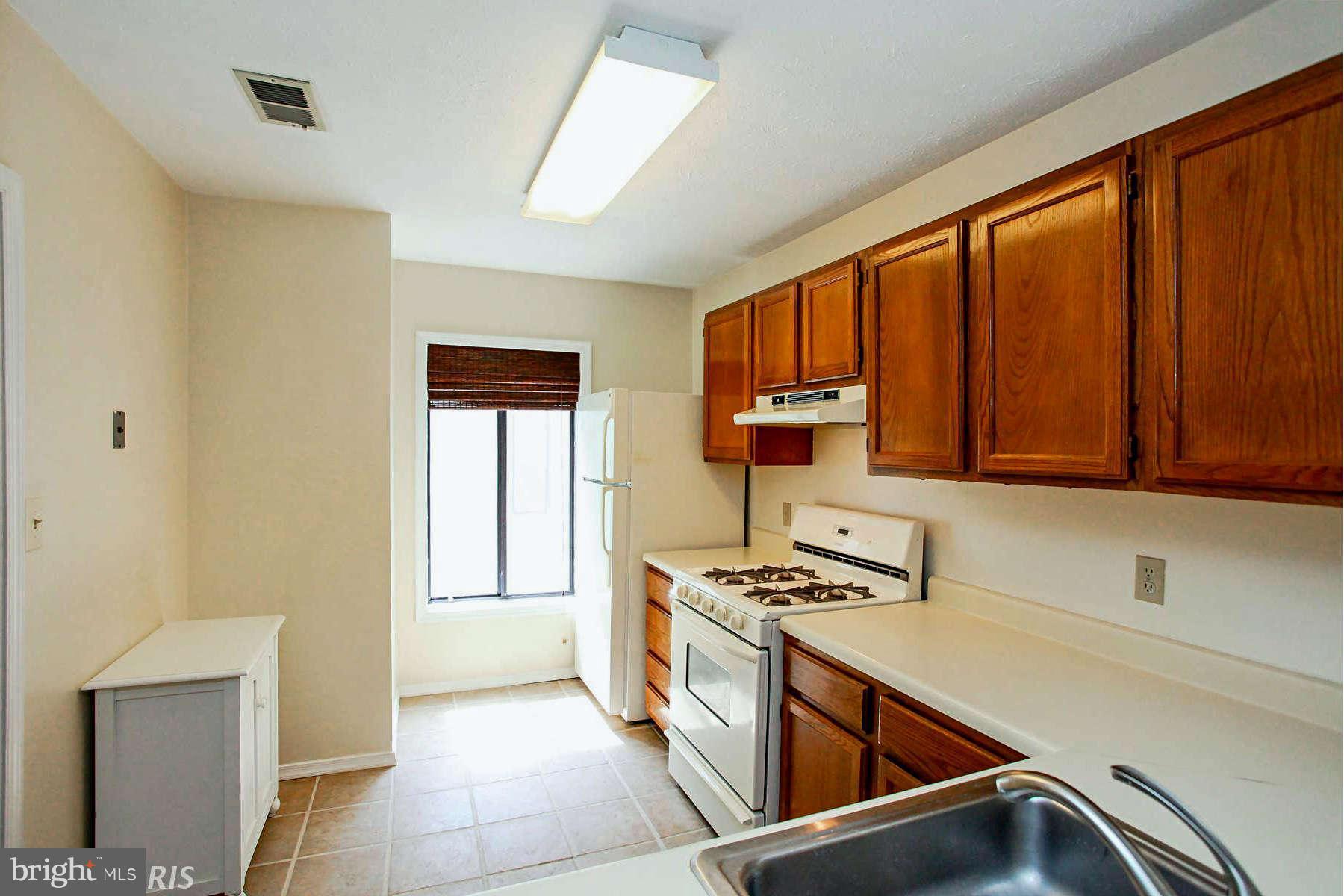 2259 Hunter's Run Drive, Unit 2259 Reston, VA 20191 - Photo 13 of 30 Kitchen
