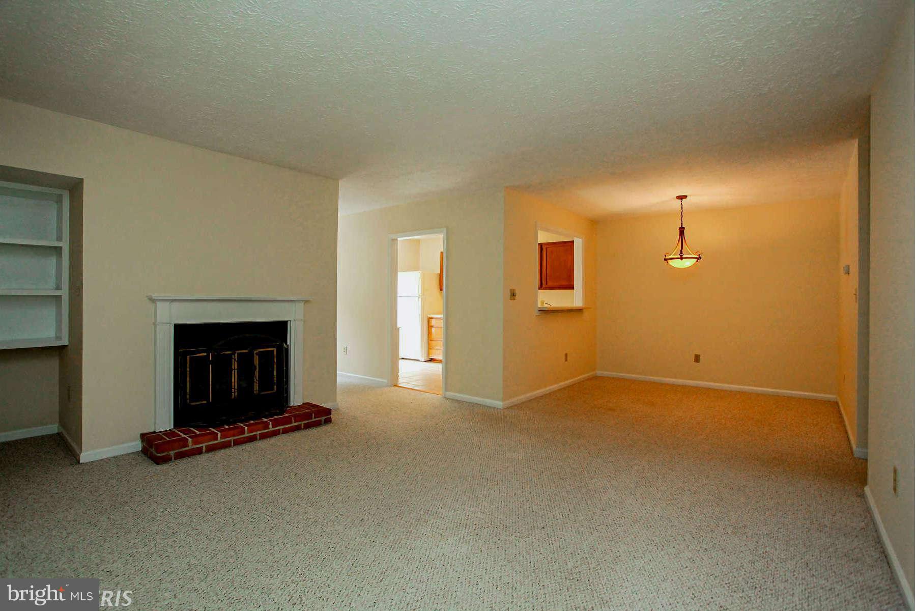 2259 Hunter's Run Drive, Unit 2259 Reston, VA 20191 - Photo 7 of 30 Living Room