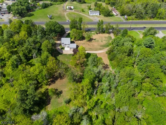 a view of a back yard