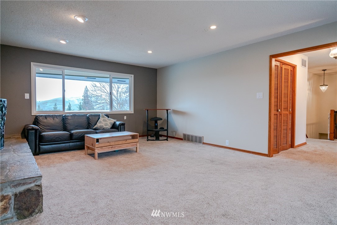 824 Beacon Road Wenatchee, WA 98801 - Photo 8 of 36 Gallery Image 8