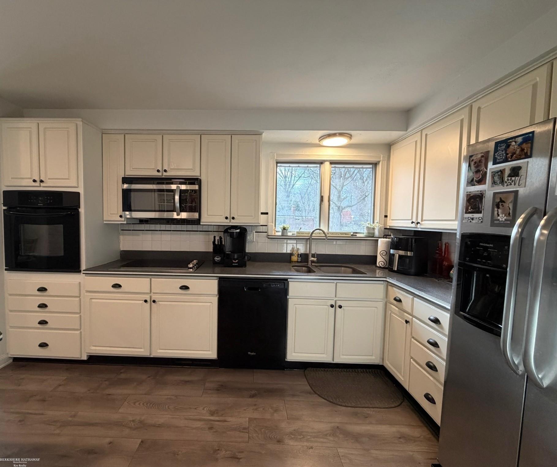 28357 New Castle Road Farmington, MI 48331 - Photo 23 of 46 50203049-bac972af-b3e7-454e-bed2-505711122e23.JPG