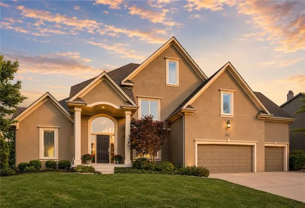 $700,000 | 8101 Park View Drive, Parkville, MO 64152