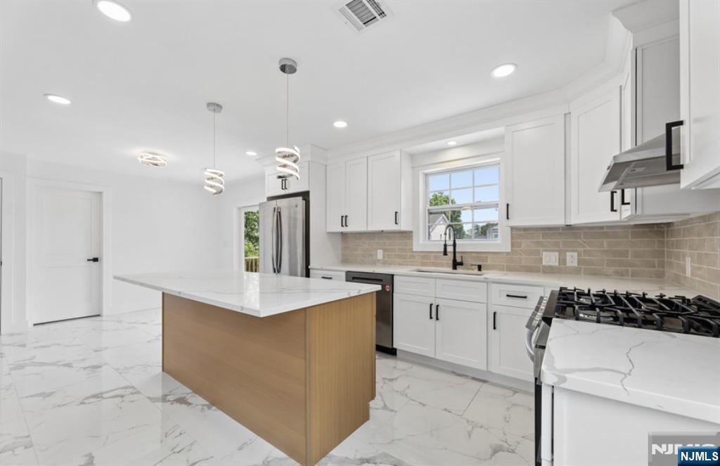 8 Annette Terrace Lodi, NJ 07644 - Photo 3 of 20