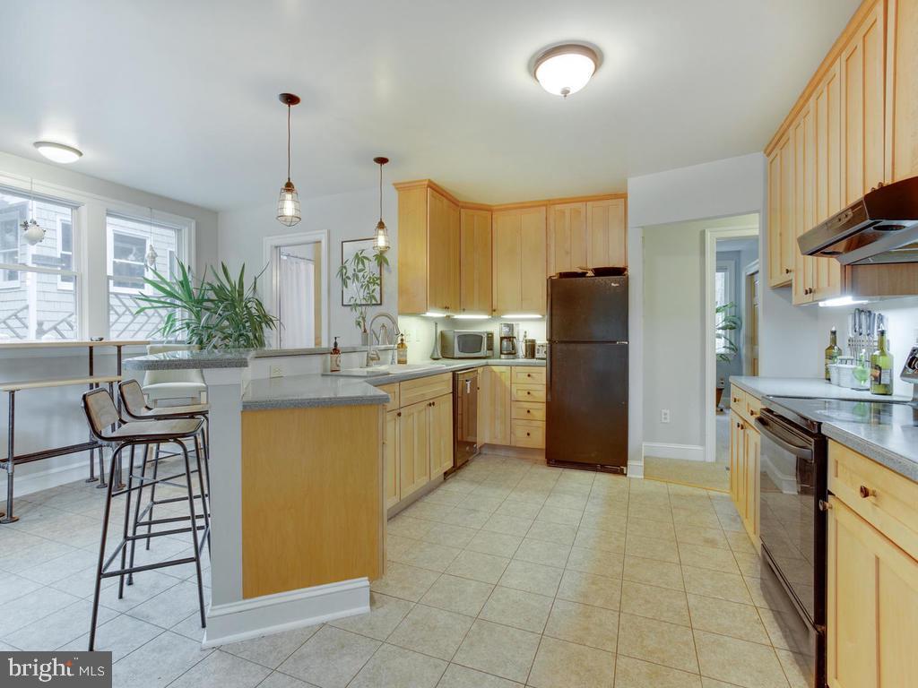 1011 Carrs Road Annapolis, MD 21403 - Photo 14 of 36 Abundance of Space in the Kitchen