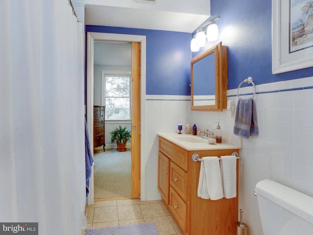 1011 Carrs Road Annapolis, MD 21403 - Photo 25 of 36 Main Level Full Bathroom