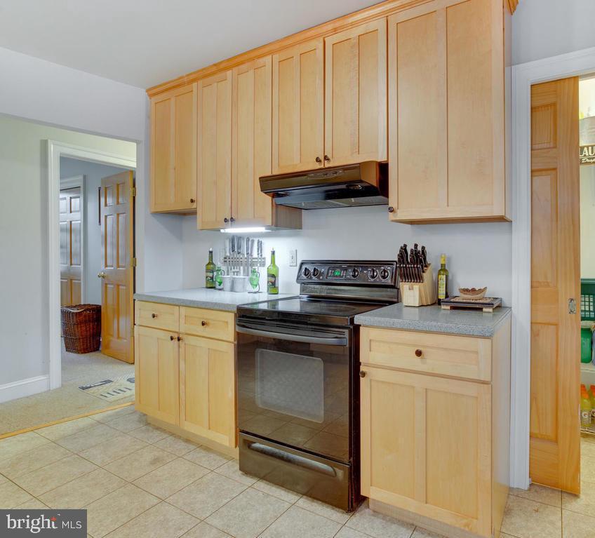 1011 Carrs Road Annapolis, MD 21403 - Photo 8 of 36 Pocket Door Allows Access Laundry Room